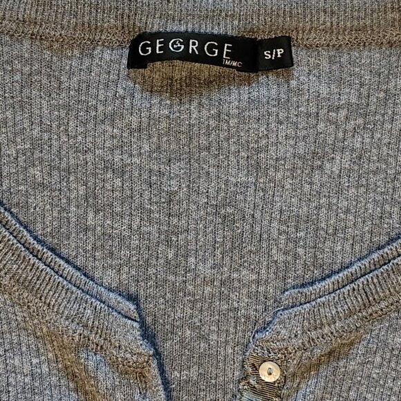 Grey undershirt styled shirt with 3/4 length sleeves - Picture 5 of 8